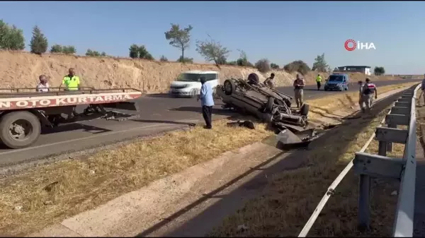 اصطدمت السيارة التي يقودها سائق مخمور بالحواجز وانقلبت